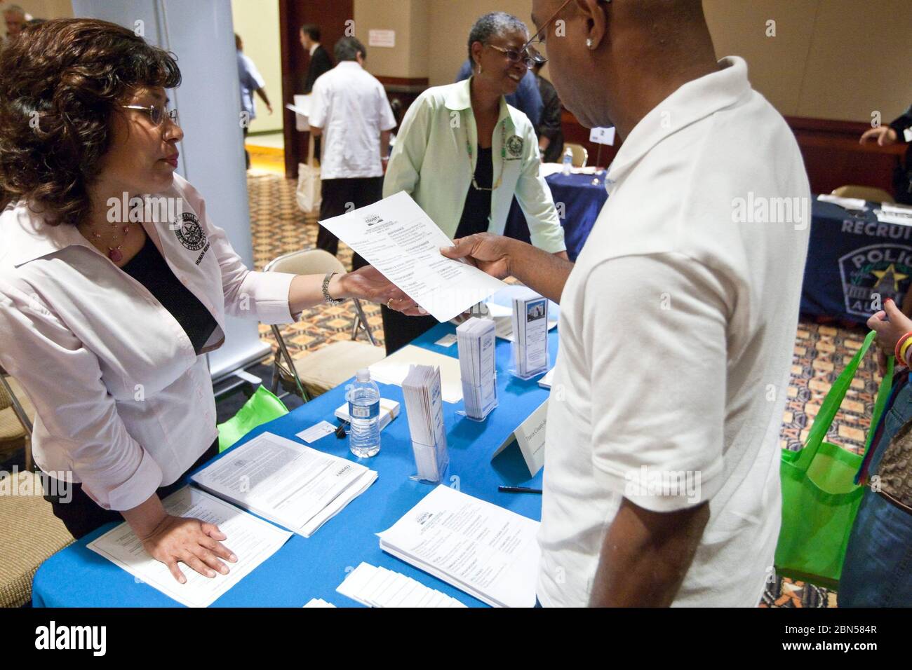 Austin, Texas USA, 10 aprile 2012: I cercatori di lavoro si affollano alla fiera del lavoro, pronti a compilare le domande di impiego e presentare i resumes per i datori di lavoro potenziali. ©Marjorie Kamys Cotera/Daemmrich Photography Foto Stock