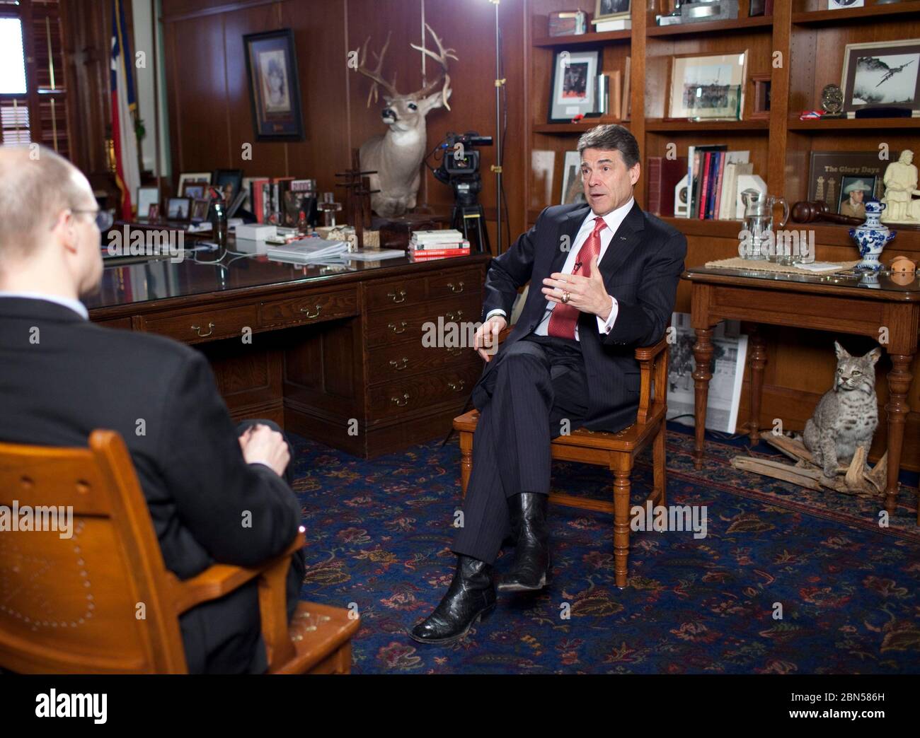 Austin Texas USA, 21 febbraio 2012: Texas Gov. Rick Perry siede nel suo ufficio del Campidoglio per la sua prima intervista estesa da quando ha rilasciato un'offerta per la nomina presidenziale repubblicana. Ha detto che sicuramente correrà per la rielezione come governatore del Texas nel 2014 e forse prendere un altro stab alla gara presidenziale del 2016. Del suo famigerato gaffe 'oops', disse, 'ovviamente ti imbarazza... dal mio punto di vista, preferirei che non fosse successo.' ©Bob Daemmrich Foto Stock
