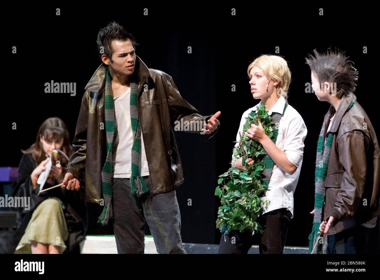 Austin , Texas - January21, 2012 - Draco Malfoy (secondo da destra) e i  suoi amici di Slytherin in Austin (TX) Lyndon Baines Johnson High School  performance di 'a Very Potter Musical'