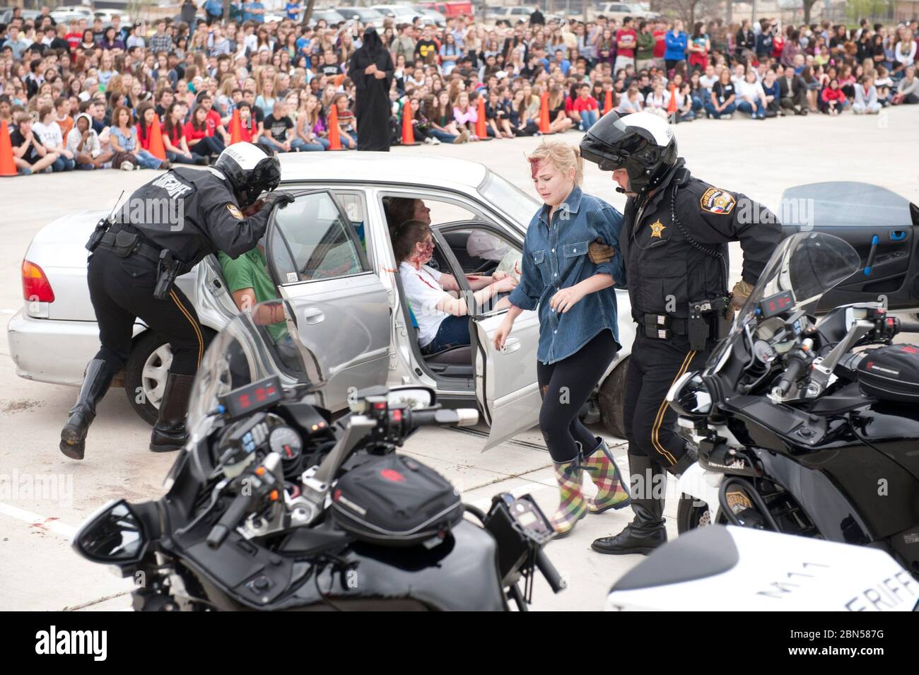 Austin Texas USA, marzo 8 2012: Gli studenti delle scuole superiori guardano come il personale delle forze dell'ordine, i soccorritori e i volontari degli studenti creano il docudramma "Shattered Dreams", dove un incidente automobilistico simulato che coinvolge gli adolescenti dimostra le conseguenze mortali del consumo di alcolici e della guida da parte di minori. ©Bob Daemmrich Foto Stock