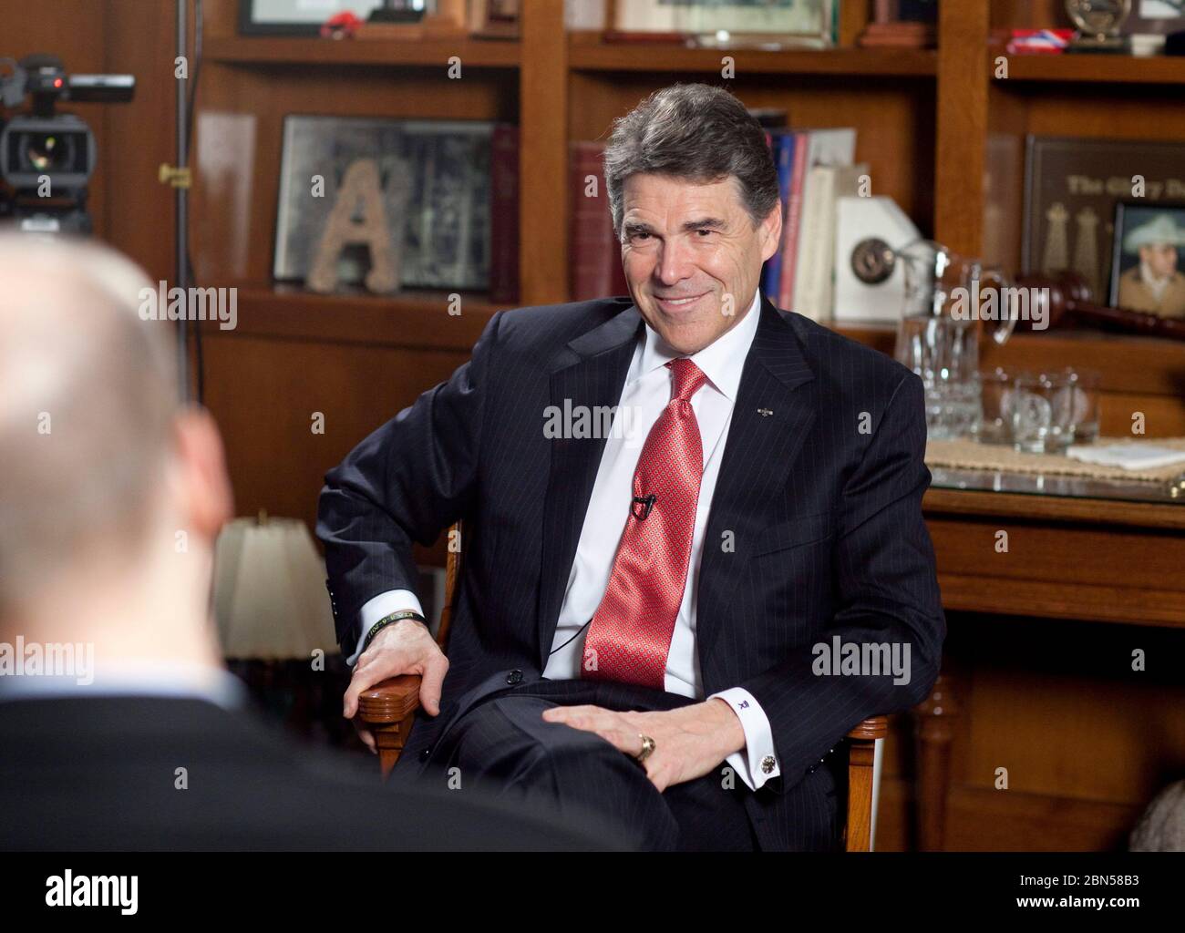 Austin Texas USA, 21 febbraio 2012: Texas Gov. Rick Perry siede nel suo ufficio del Campidoglio per la sua prima intervista estesa da quando ha rilasciato un'offerta per la nomina presidenziale repubblicana. Ha detto che sicuramente correrà per la rielezione come governatore del Texas nel 2014 e forse prendere un altro stab alla gara presidenziale del 2016. Del suo famigerato gaffe 'oops', disse, 'ovviamente ti imbarazza... dal mio punto di vista, preferirei che non fosse successo.' ©Bob Daemmrich Foto Stock