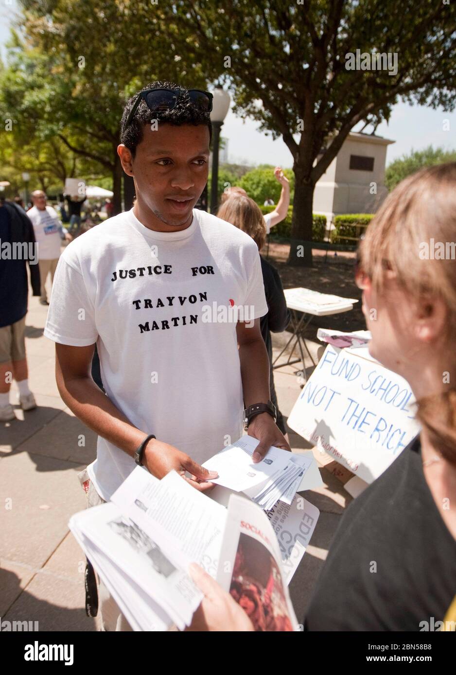 Austin Texas USA, 24 marzo 2012: Il giovane distribuisce volantini che chiedono giustizia per Trayvon Martin, un adolescente nero disarmato della Florida che è stato ucciso da un capo di vigilanza del quartiere bianco quattro settimane prima. ©Marjorie Kamys Cotera/Daemmrich Photography Foto Stock