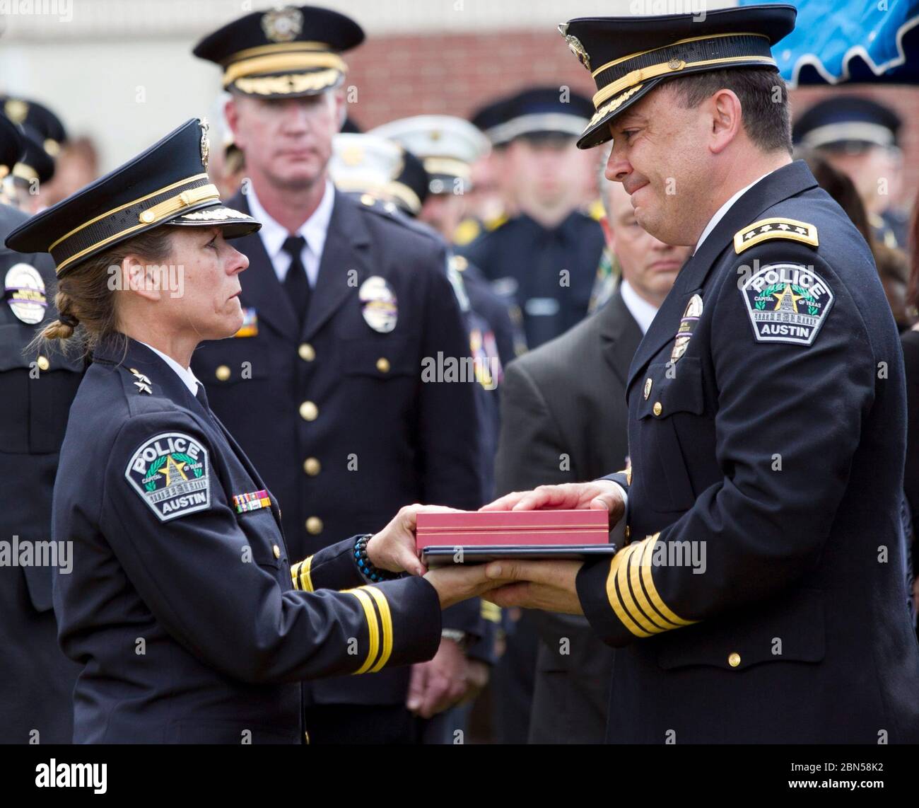 Austin Texas USA, aprile 11 2012: L'ufficiale della polizia di Austin Jaime Padron è stato deposto a riposo in una cerimonia della chiesa con pieni onori della polizia dopo essere stato ucciso in linea di dovere. Austin Police Department Chief Art Acevedo riceve un cuore viola APD da presentare alla famiglia. Ralph Barrera/American-statesman/piscina Foto Stock