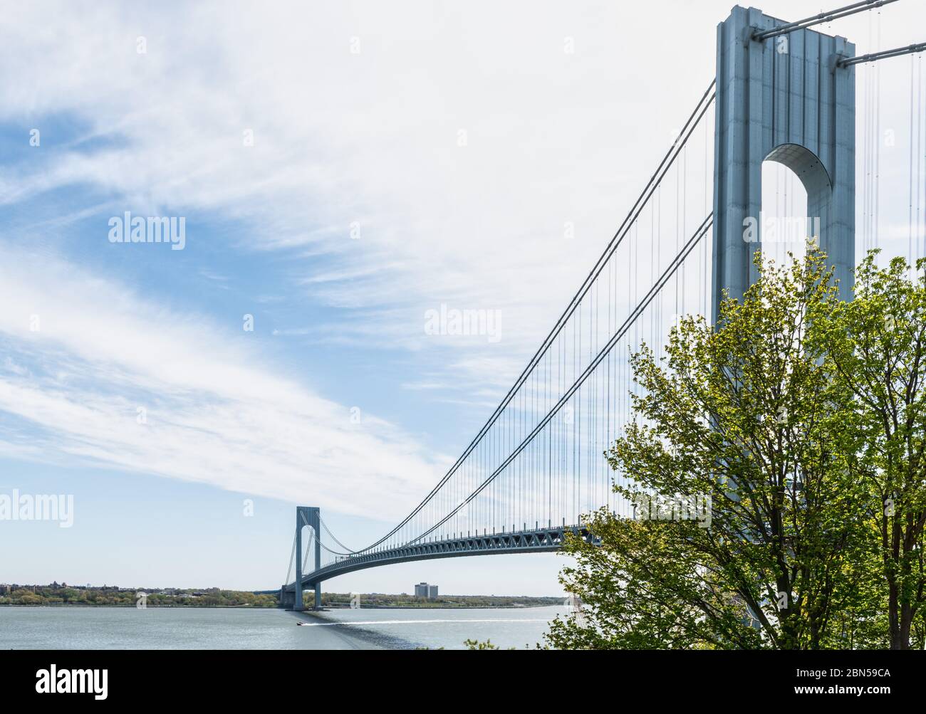 Vista lunga del Verrazano Narrows Bridge che collega il New Jersey con New York. Foto Stock