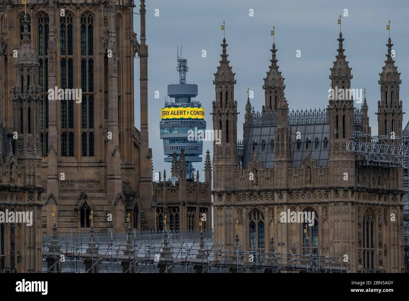 Londra, Regno Unito. 12 maggio 2020. La torre BT visualizza messaggi sul virus, tra cui il nuovo Stay Alert, così come messaggi di ringraziamento per la Giornata internazionale degli infermieri - il "blocco" continua per l'epidemia di Coronavirus (Covid 19) a Londra. Credit: Guy Bell/Alamy Live News Foto Stock