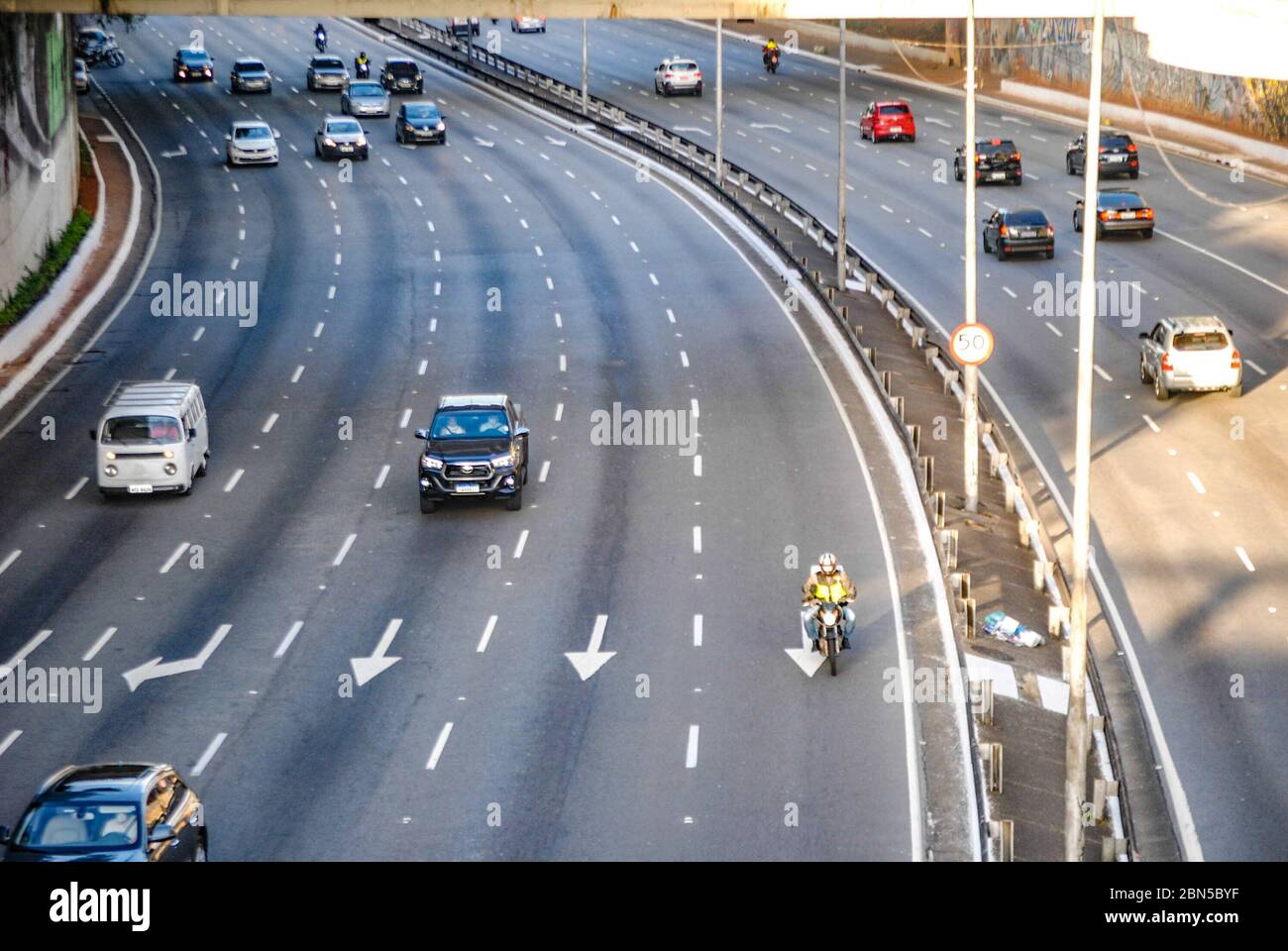 San Paolo, San Paolo, Brasile. 12 maggio 2020. (INT) situazione del traffico a San Paolo. 12 maggio 2020, Sao Paulo, Brasile: Il flusso di traffico su Avenida 23 de Maio, Sao Paulo, in entrambe le direzioni durante la giornata di rotazione tra Coronavirus pandemic.Credit :Adeleke Anthony Fote /Thenews2 Credit: Adeleke Anthony Fote/TheNEWS2/ZUMA Wire/Alamy Live News Foto Stock