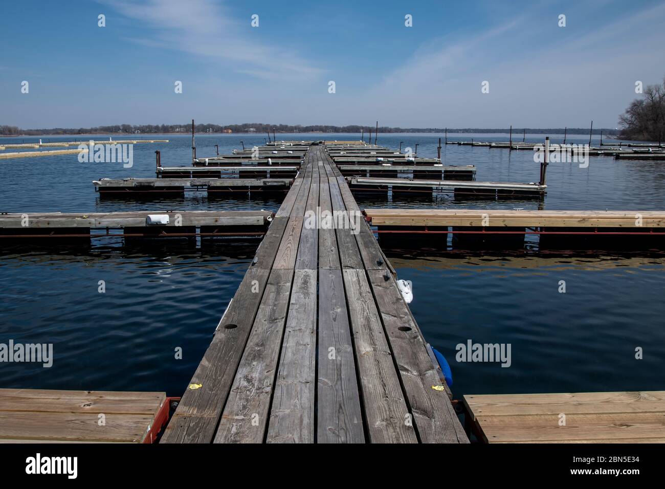 White Bear Lake, Minnesota. Scivoli barca vuoti attendere per vedere se la pandemia di coronavirus lasceranno iniziare la stagione nautica. Foto Stock