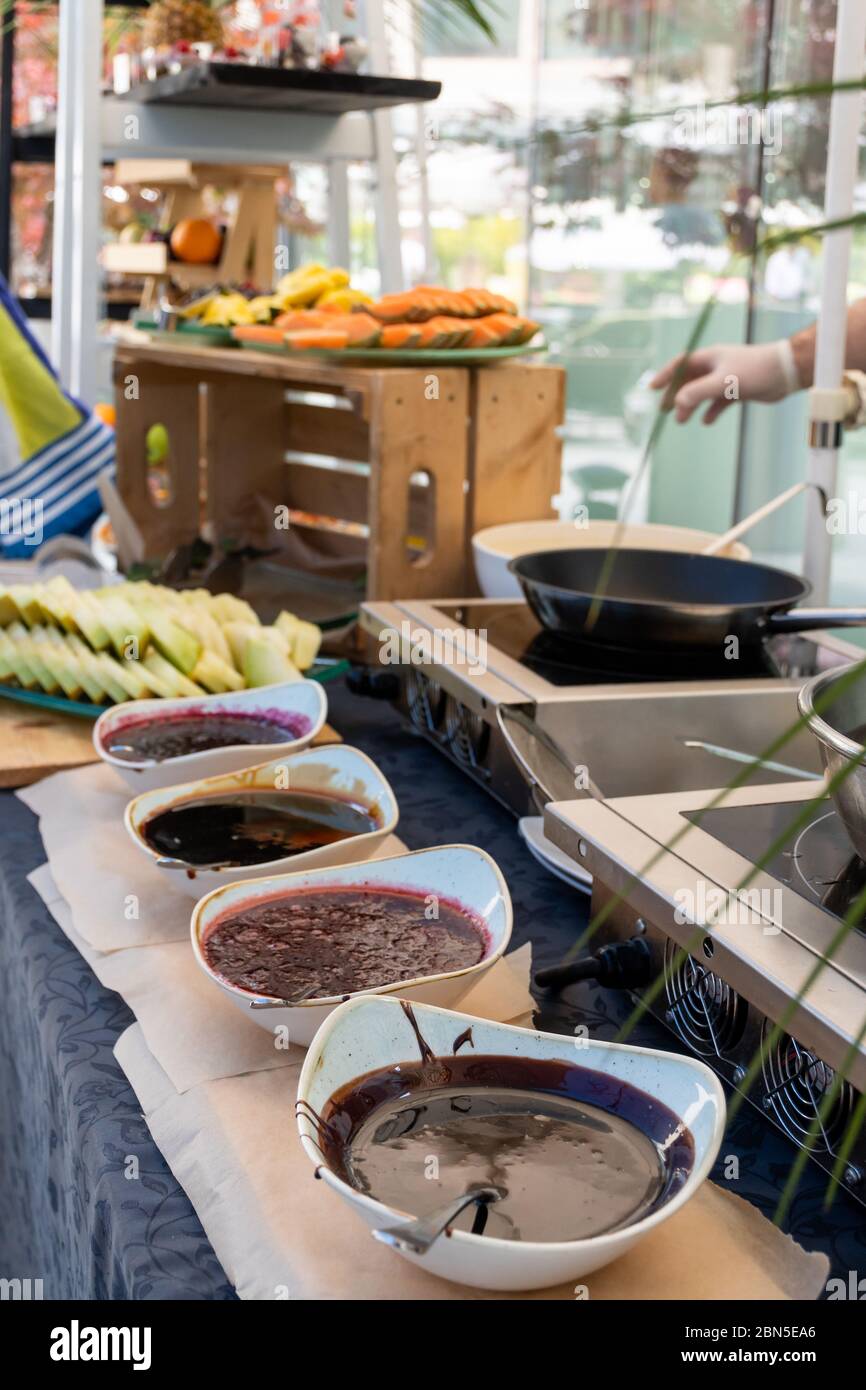 Buffet di cibi da bar a bordo piscina, durante il brunch dell'hotel, catering in giardino, evento di blogger, banchetti, matrimoni, festosi dessert dolci celebrati Foto Stock