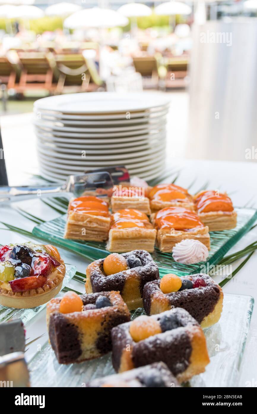 Buffet di cibi da bar a bordo piscina, durante il brunch dell'hotel, catering in giardino, evento di blogger, banchetti, matrimoni, festosi dessert dolci celebrati Foto Stock