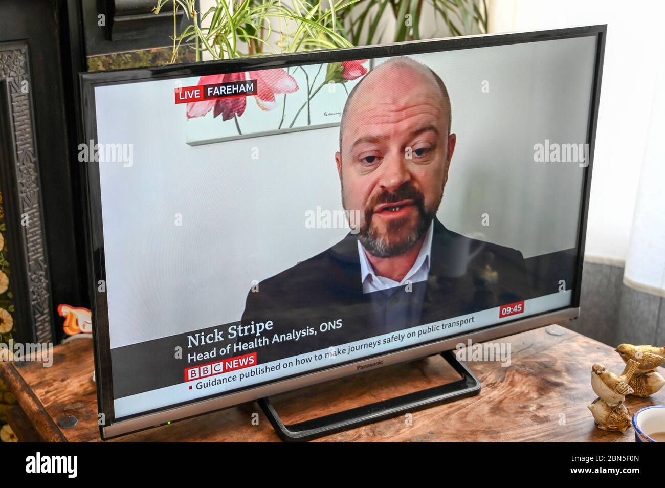 Nick Stripe, responsabile di Health Analysis, Office for National Statistics, è un'intervista alla televisione della BBC sul numero di morti nel Regno Unito a causa del coronavirus. Foto Stock