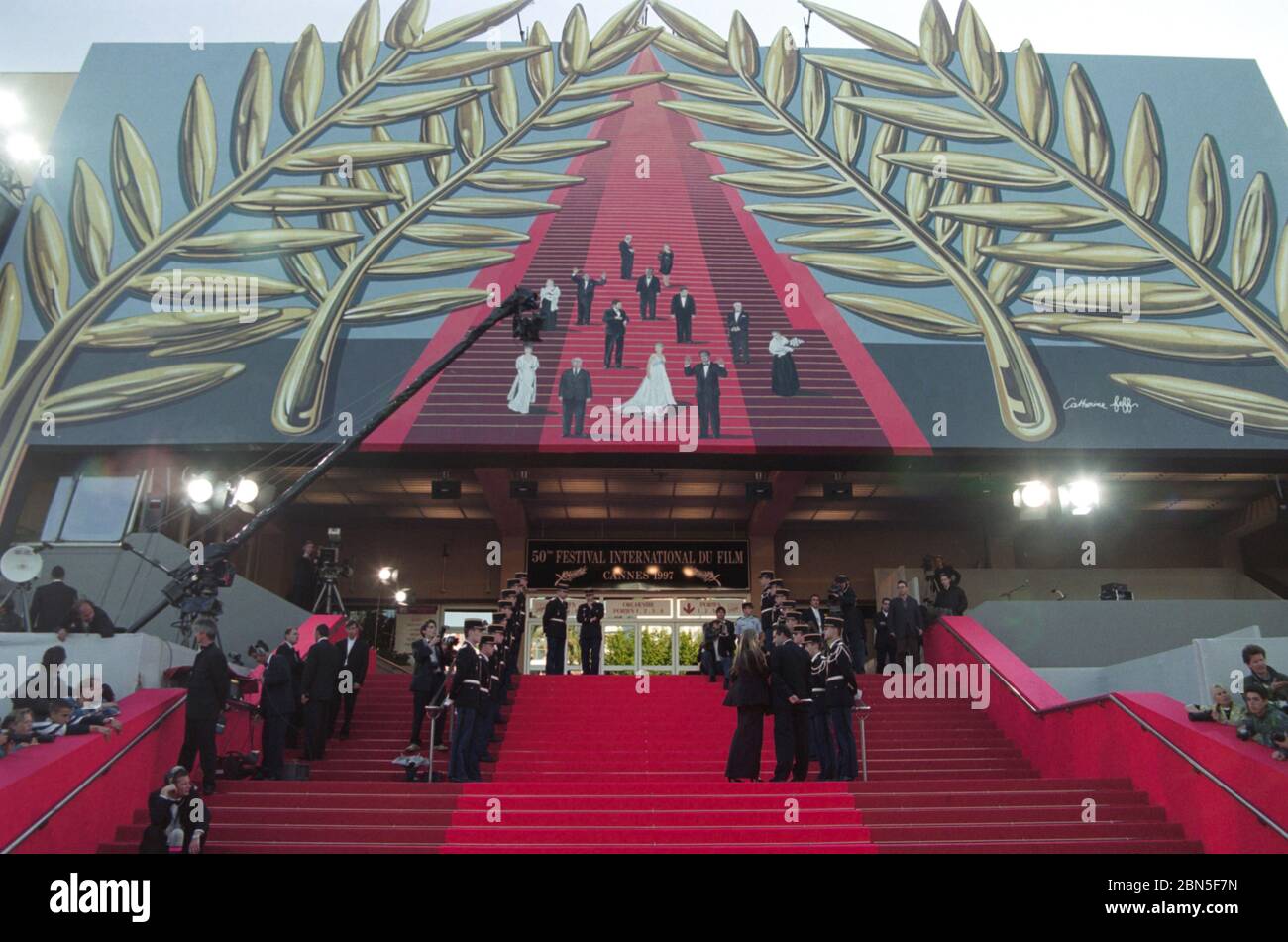 CANNES, FRANCIA. 1997 maggio: Scalinata di tappeti rossi del Palais des Festivals al 50° Festival del Film di Cannes. Foto file © Paul Smith/Featureflash Foto Stock