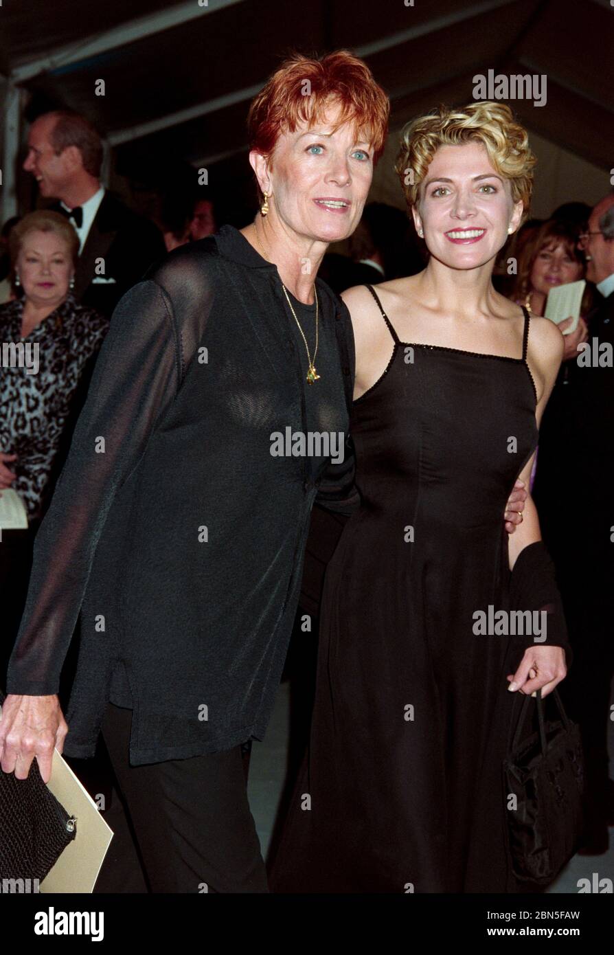 CANNES, FRANCIA. 1997 maggio: Attrici Vanessa Redgrave & figlia Natasha Richardson al Cinema Against AIDS Gala di amfAR al 50° Festival di Cannes. Foto file © Paul Smith/Featureflash Foto Stock