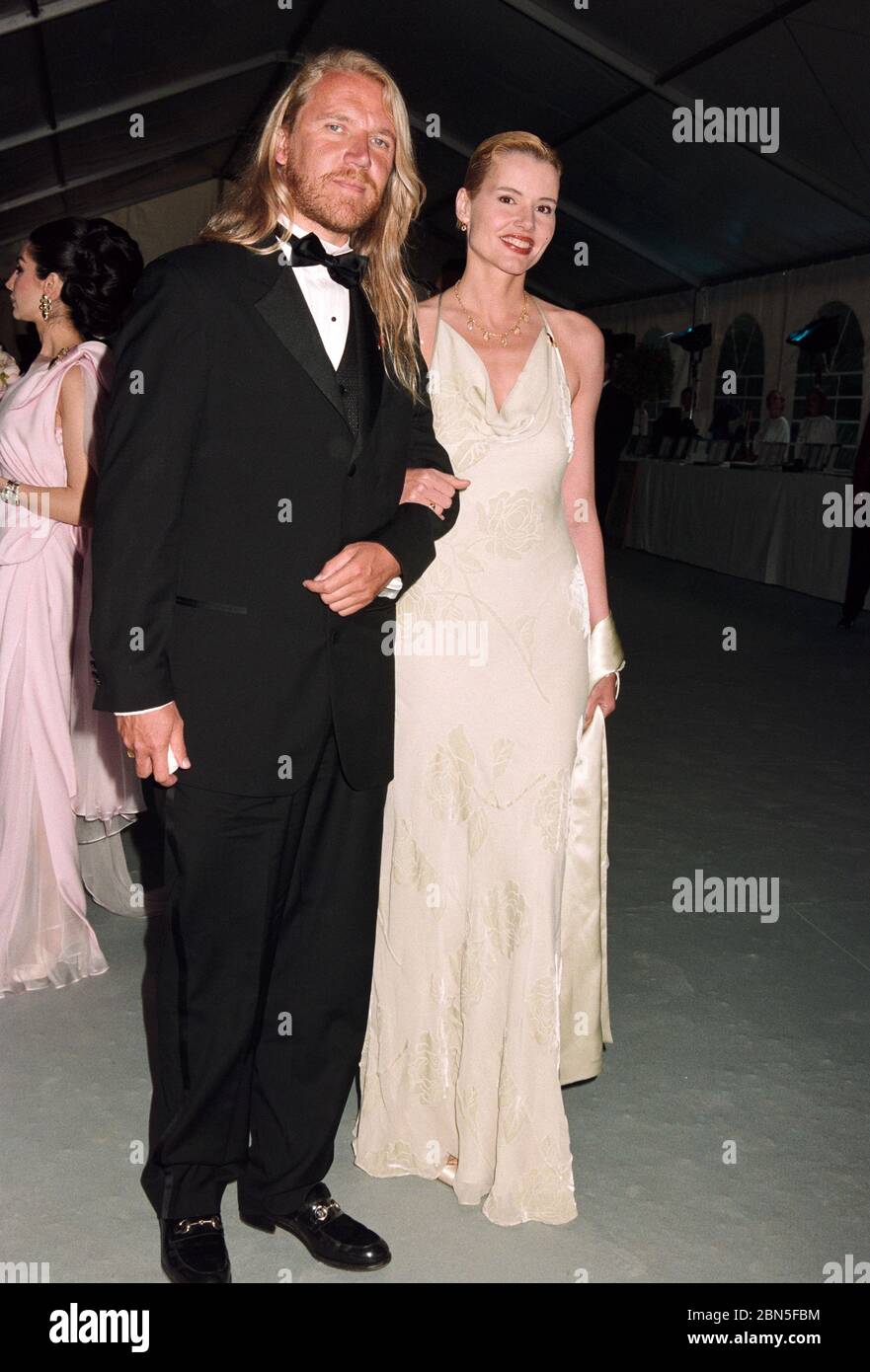 CANNES, FRANCIA. Maggio 1997: L'attrice Geena Davis & marito regista Renny Harlin al Cinema Against AIDS Gala di amfAR al 50° Festival di Cannes. Foto file © Paul Smith/Featureflash Foto Stock