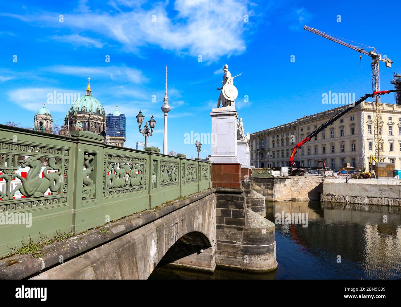 Vista su Schlossbrücke e sul fiume Sprea verso il centro di Berlino con la Torre della Televisione, la Cattedrale di Berlino (Dom) e il cantiere di costruzione del Palazzo di Berlino. Foto Stock