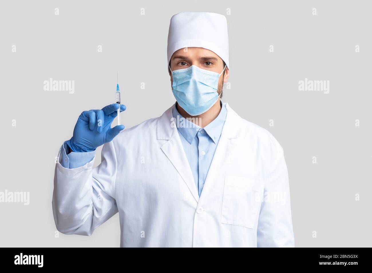 Medico sicuro nella siringa di tenuta di usura protettiva Foto Stock