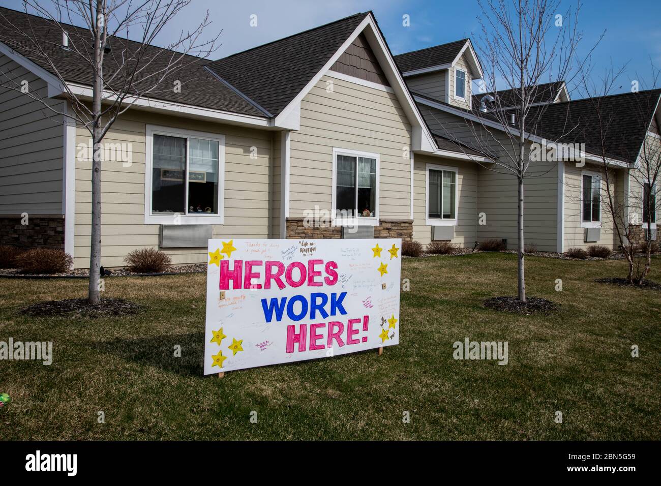 Vadnais Heights, Minnesota. I residenti della memoria vivente cura e casa vivente assistita di Vadnais Heights hanno un lavoro di heros qui segno messo in su per Th Foto Stock