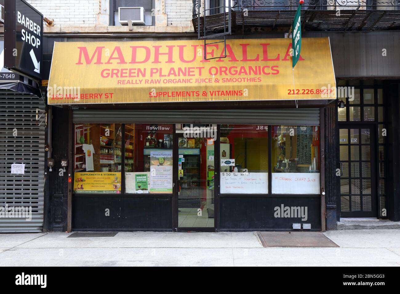 Madhufalla & Green Hill Tea, 183 Mulberry Street, New York, New York storefront foto di un juice shop nel quartiere Little Italy di Manhattan. Foto Stock