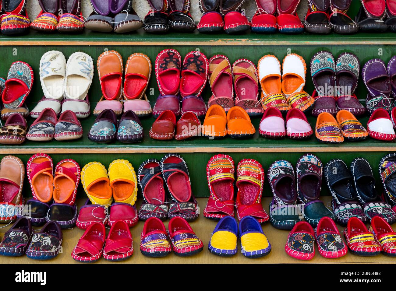 Scarpe in pelle a Arasta Bazaar,Sultanahmet District,Istanbul,Turchia,Europa Foto Stock