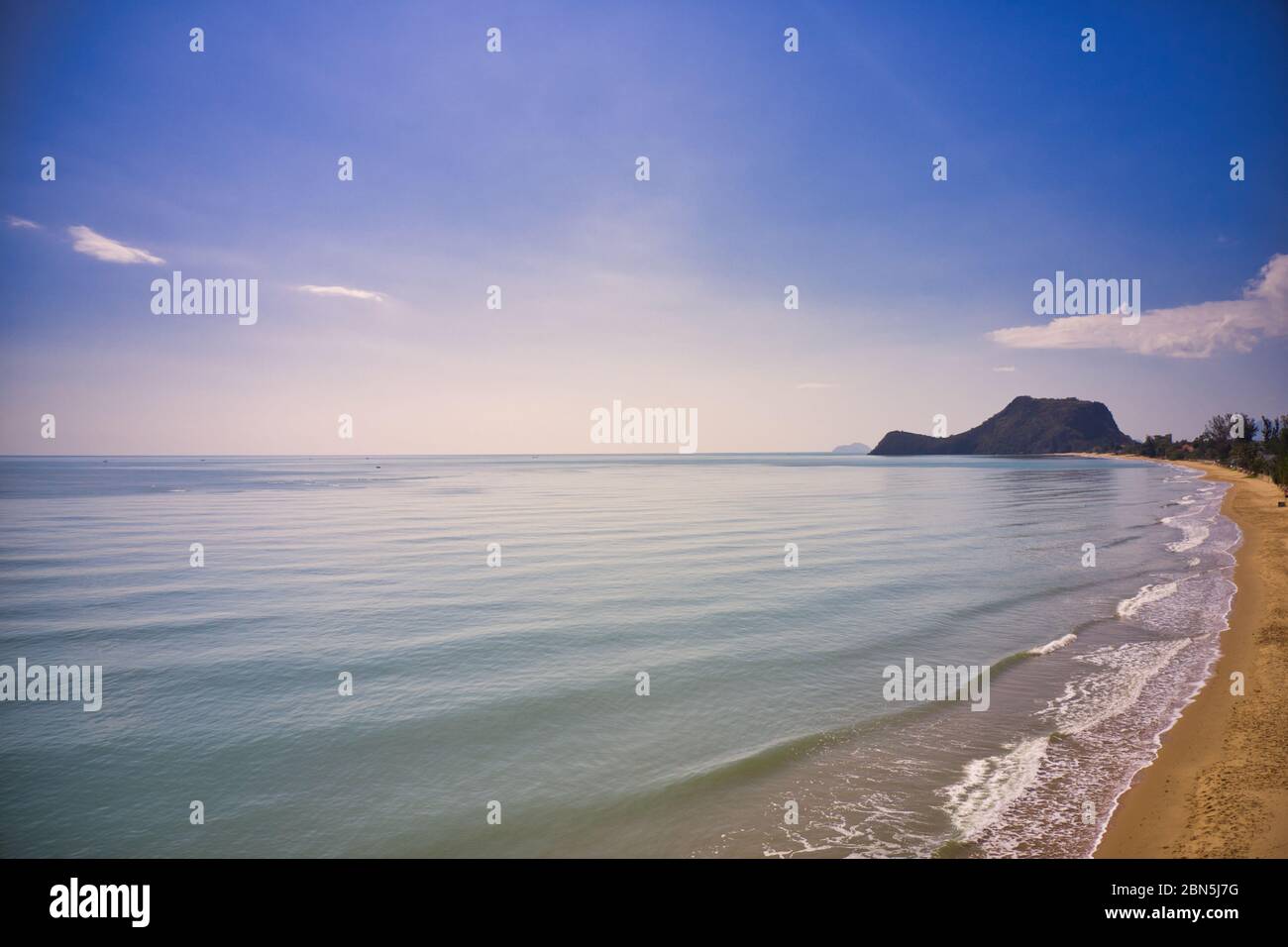 Questa foto unica mostra la spiaggia di Paknampran e il mare, il Golfo della Thailandia e una formazione rocciosa in una giornata estiva. L'immagine è una foto drone! Foto Stock