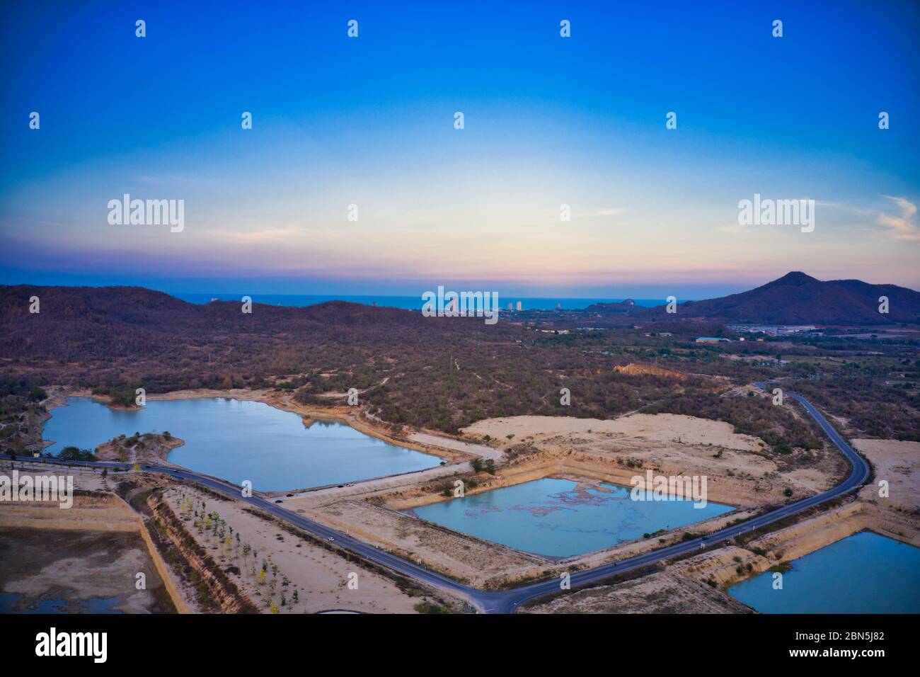 Questa foto unica mostra il paesaggio collinare con i laghi, da hua hin thailandia, scattata con un drone durante un fantastico tramonto! Foto Stock