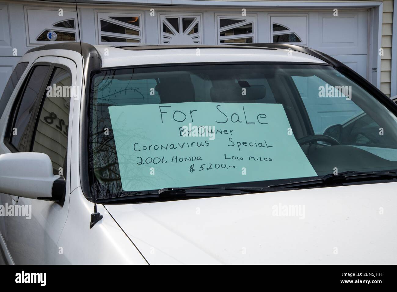 Vadnais Heights, Mn. Auto in vendita dal proprietario con un coronavirus  speciale in vetrina. In vendita a causa dei tempi difficili causati dalla  pandemia Foto stock - Alamy