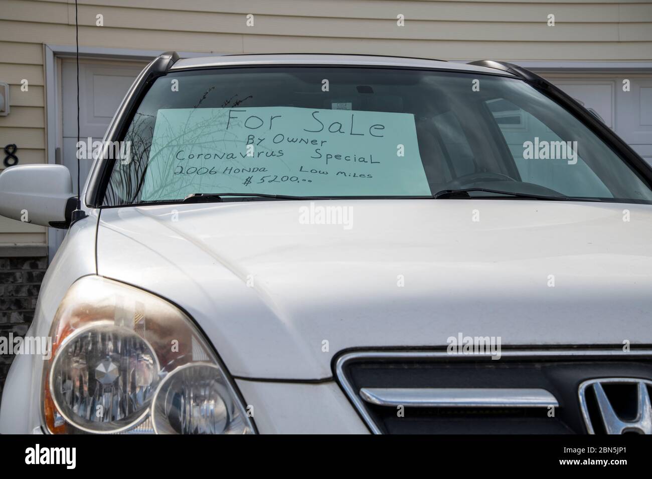 Vadnais Heights, Mn. Auto in vendita dal proprietario con un coronavirus speciale in vetrina. In vendita a causa dei tempi difficili causati dalla pandemia. Foto Stock