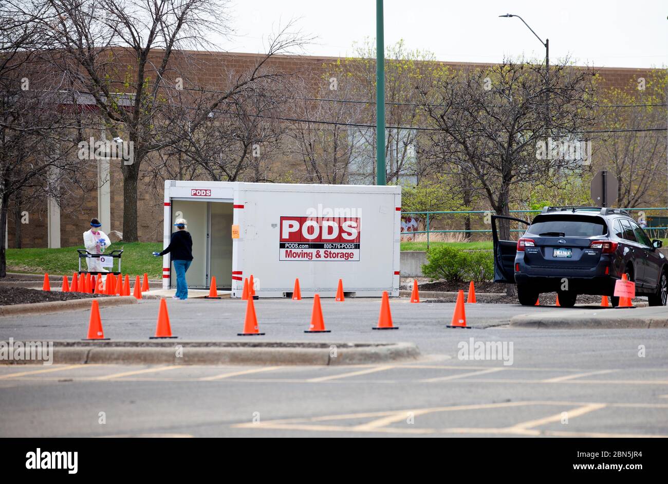 Operatori medici per il test drive-up del coronavirus utilizzando una capsula di conservazione come laboratorio mobile per il test dei campioni. St Paul Minnesota, Minnesota, USA Foto Stock