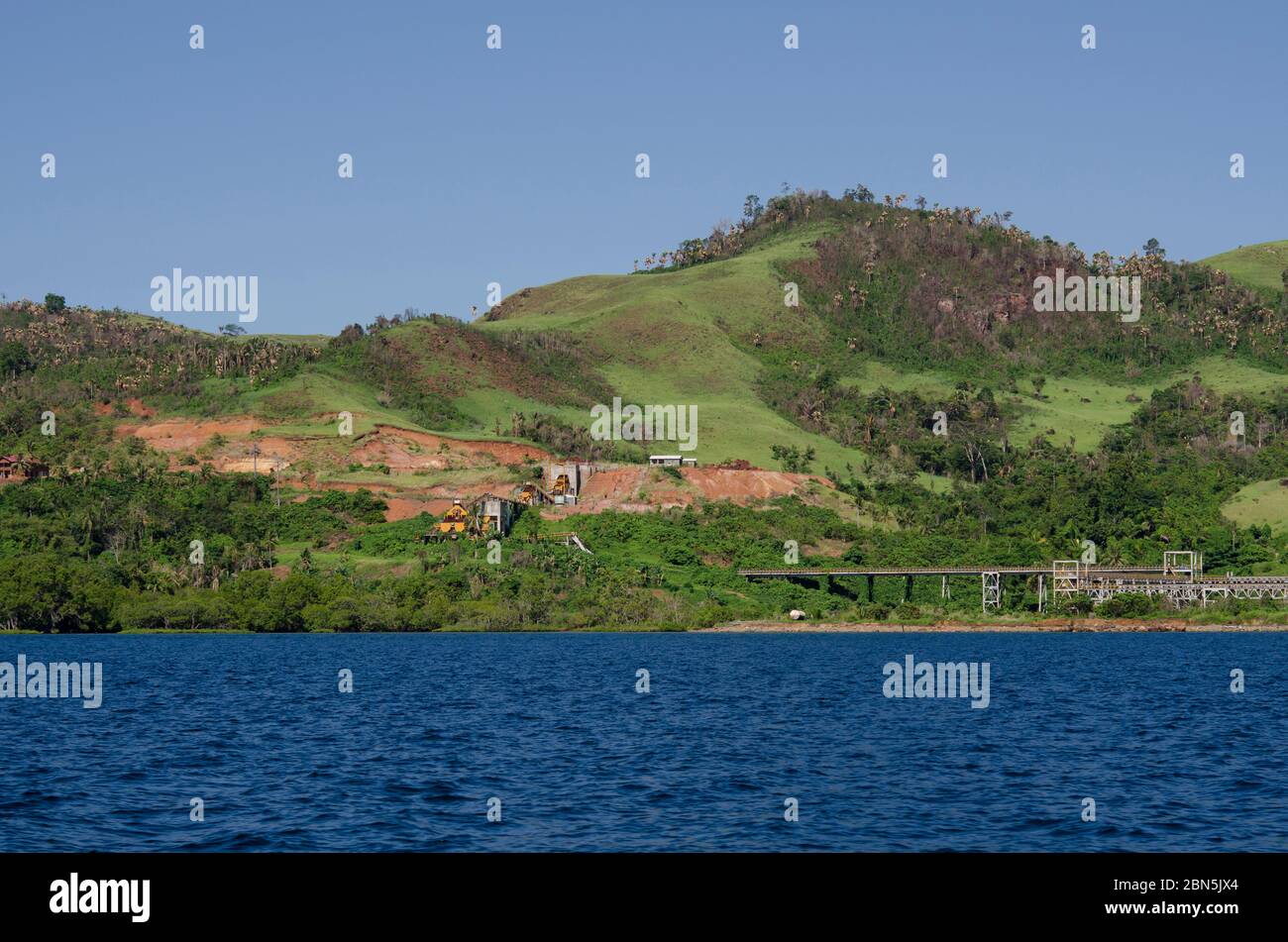 Miniera di ferro, controverse preoccupazioni ambientali, Bangka Island, Sulawesi, Indonesia Foto Stock