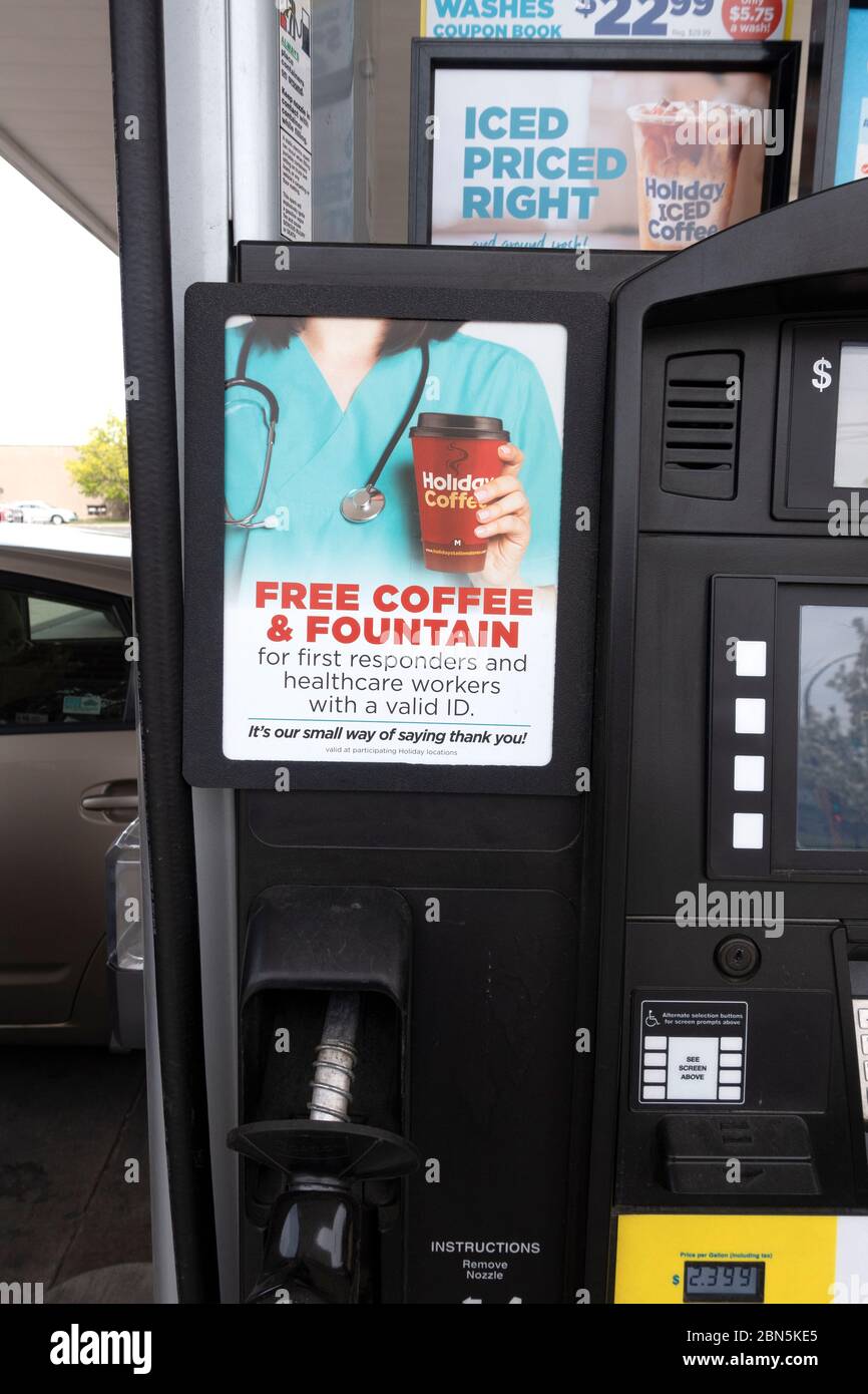 Firmi su pompa di stazione di benzina di festa che offre il caffè e servizio di fontana liberi agli operatori sanitari e ai soccorritori di COVID-19. St Paul Minnesota, Minnesota, USA Foto Stock