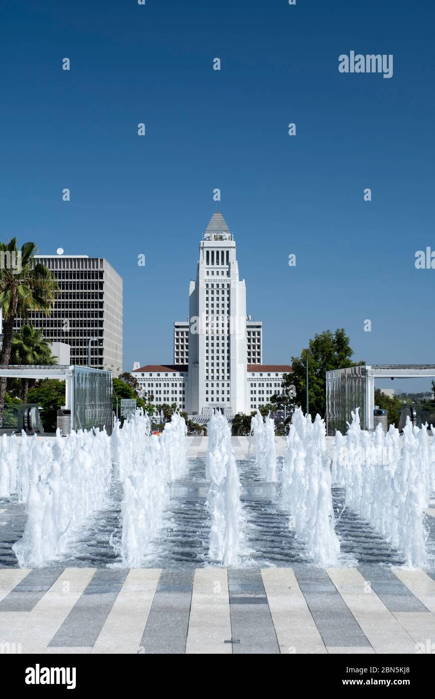 Edificio del municipio di Los Angeles situato dietro una fontana d'acqua presso il Music Center in centro Foto Stock