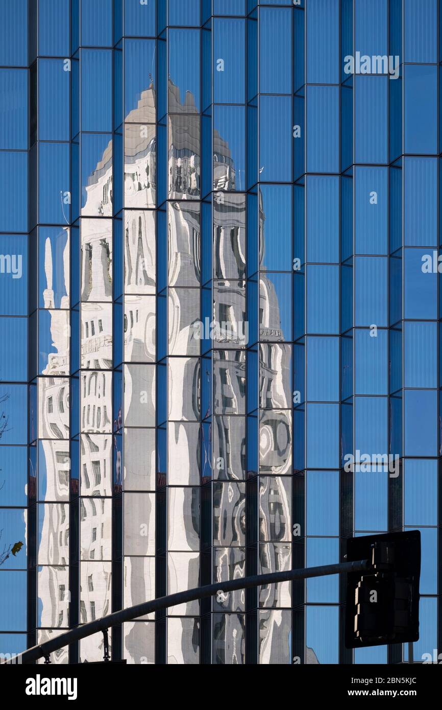 Riflesso del palazzo del municipio di Los Angeles in un moderno edificio in vetro Foto Stock