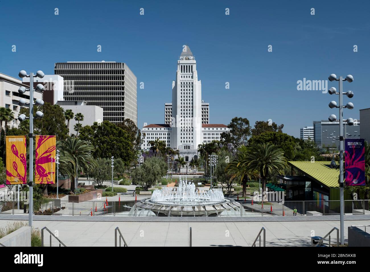 fontana nel Grand Park di fronte al Municipio di Los Angeles in un pomeriggio estivo limpido Foto Stock