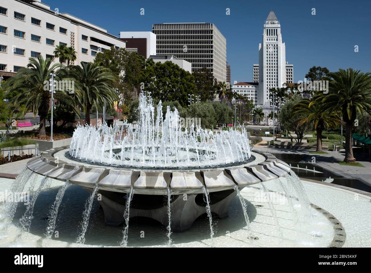 fontana nel Grand Park di fronte al Municipio di Los Angeles in un pomeriggio estivo limpido Foto Stock