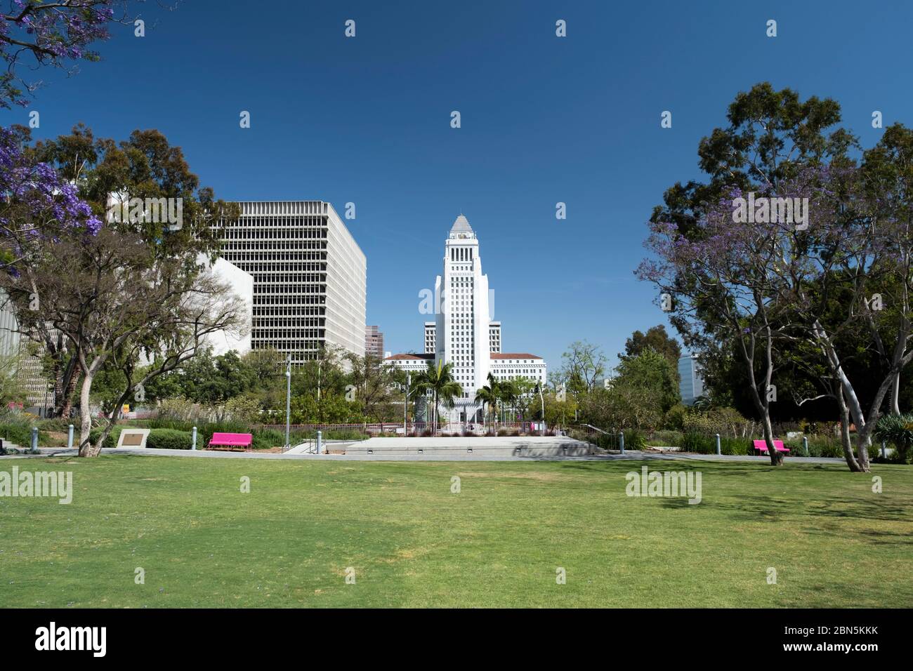 Erba verde del Grand Park nel centro civico del centro di Los Angeles con la torre del municipio Foto Stock