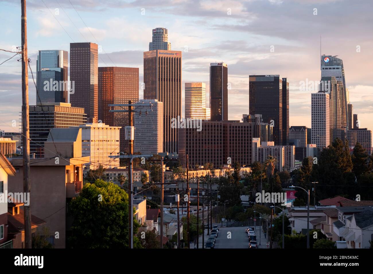 Skyline del centro di Los Angeles al tramonto, vista da un quartiere residenziale Foto Stock