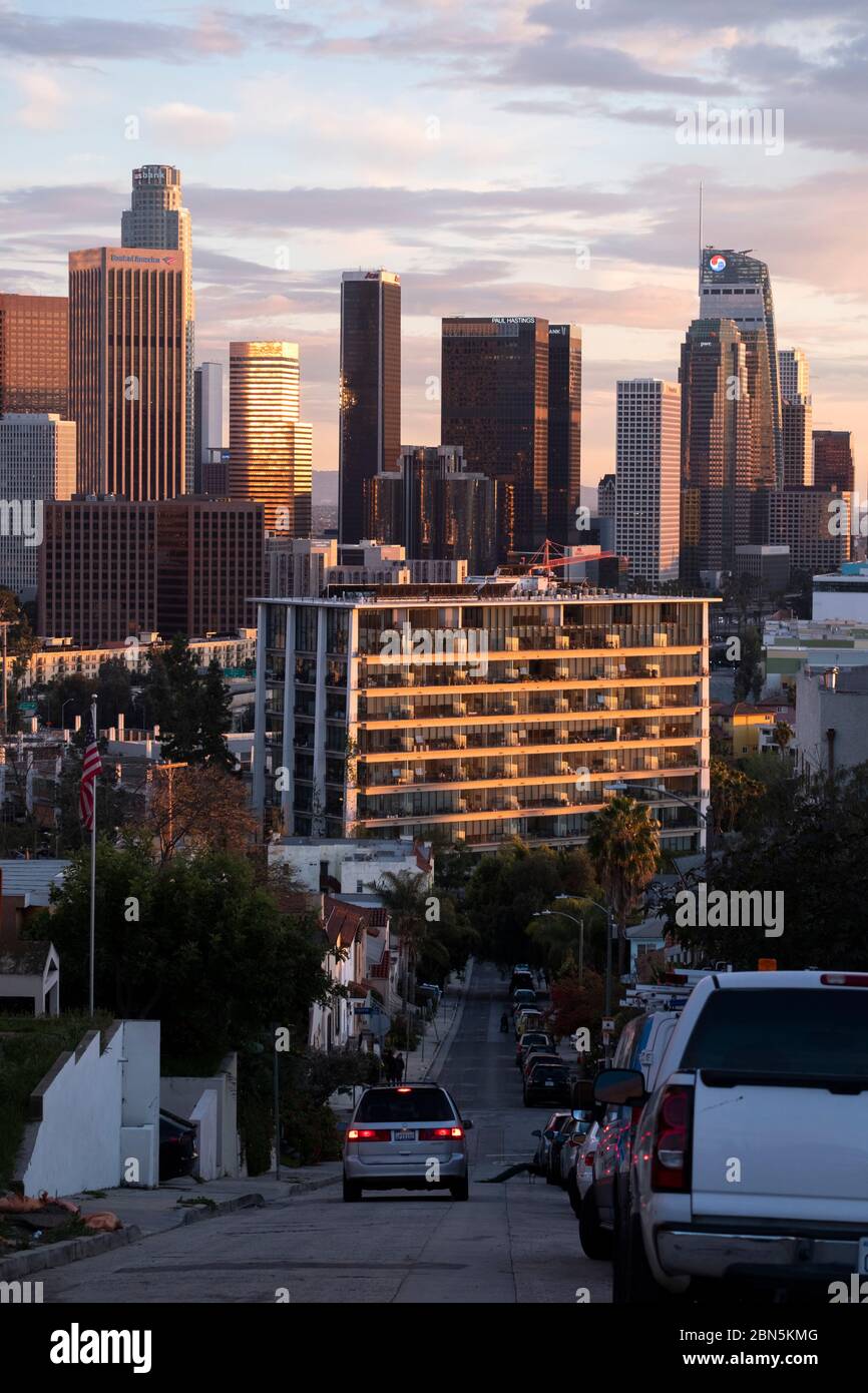 Skyline del centro di Los Angeles al tramonto, vista da un quartiere residenziale Foto Stock