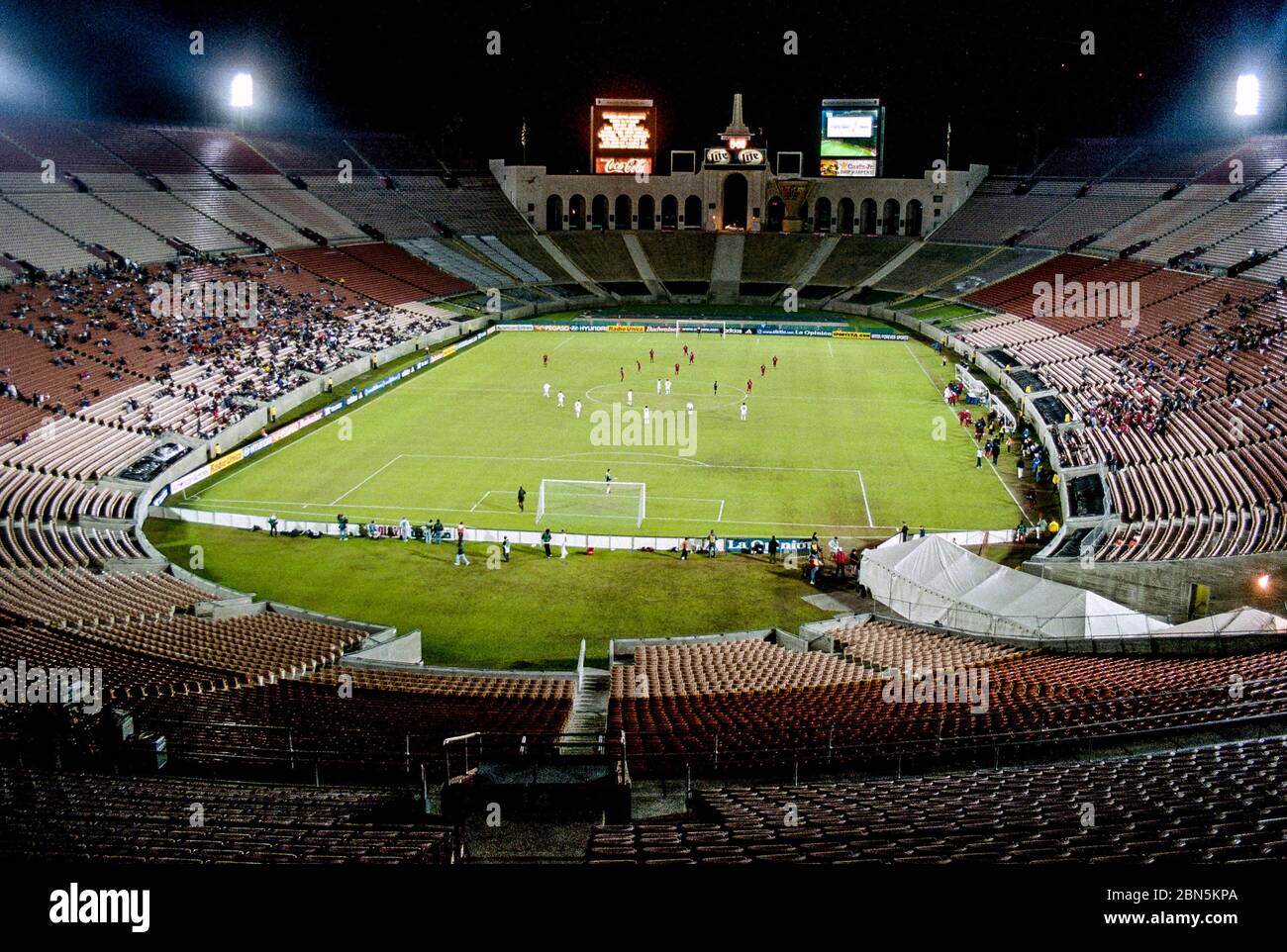 Il Los Angeles Coliseum durante una partita di calcio notturna Foto Stock