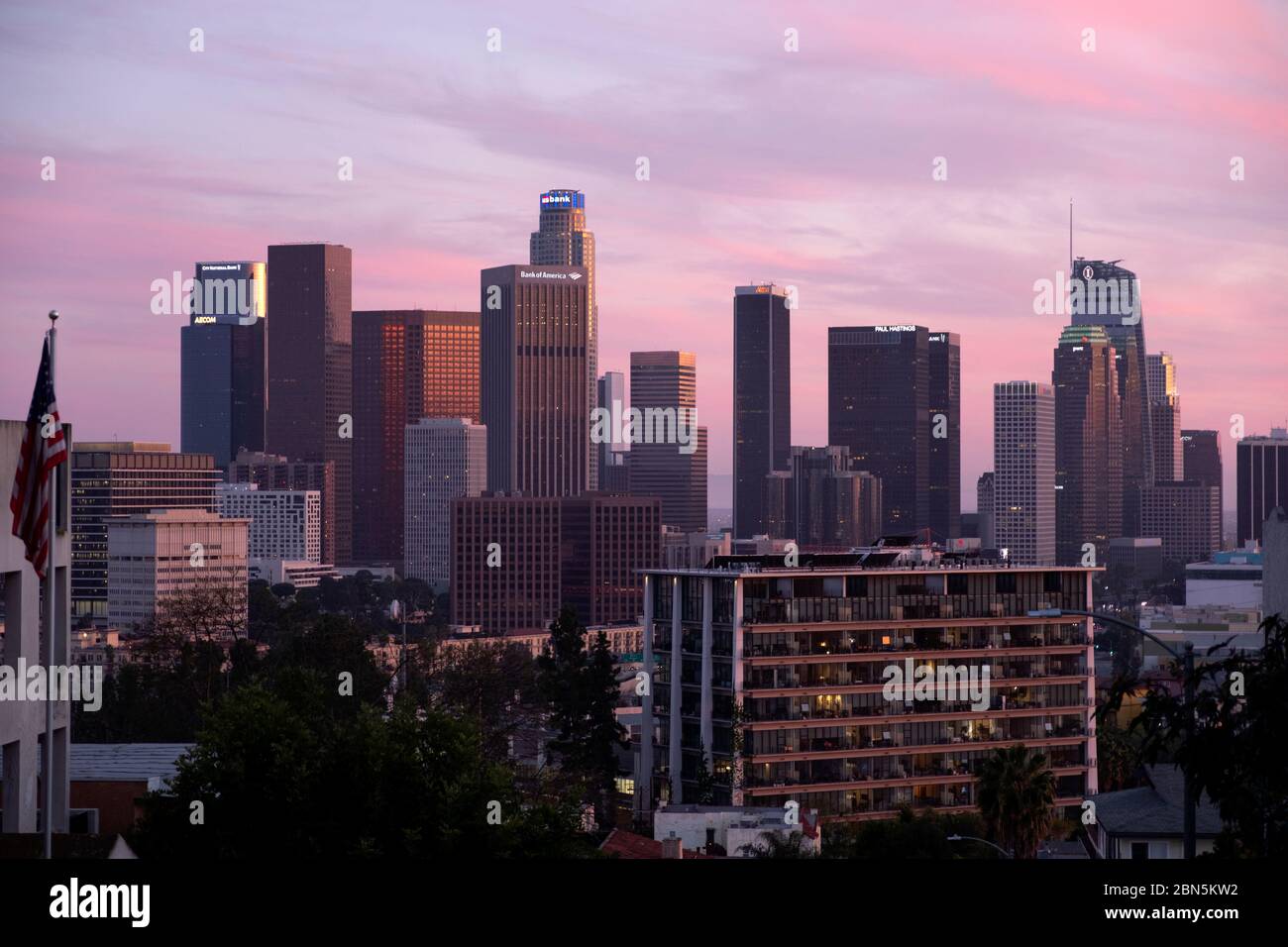 Skyline del centro di Los Angeles sotto un cielo rosa tramonto Foto Stock