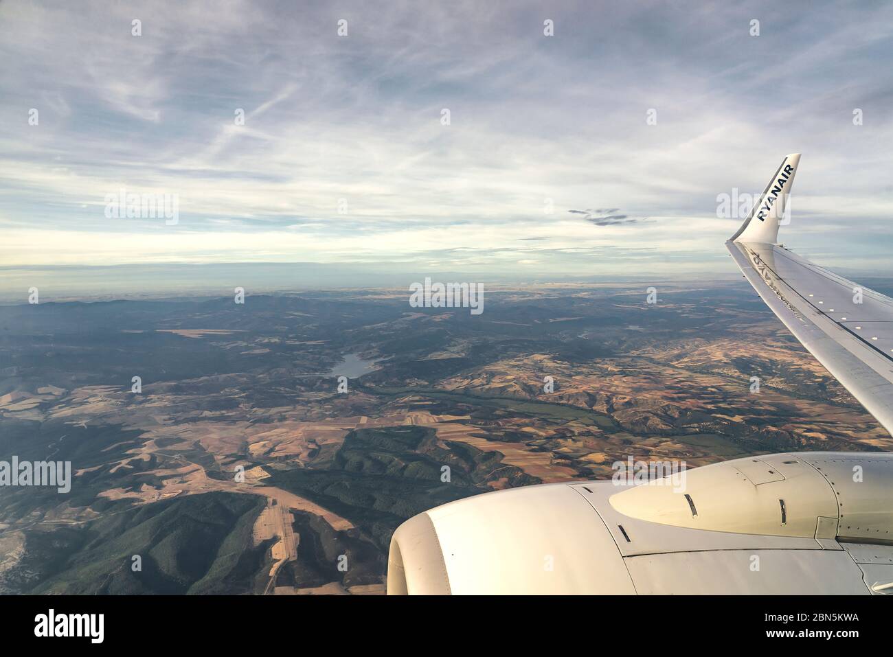 Ryanair volare e viaggiare, vista dalla finestra dell'aereo sull'ala. Foto Stock
