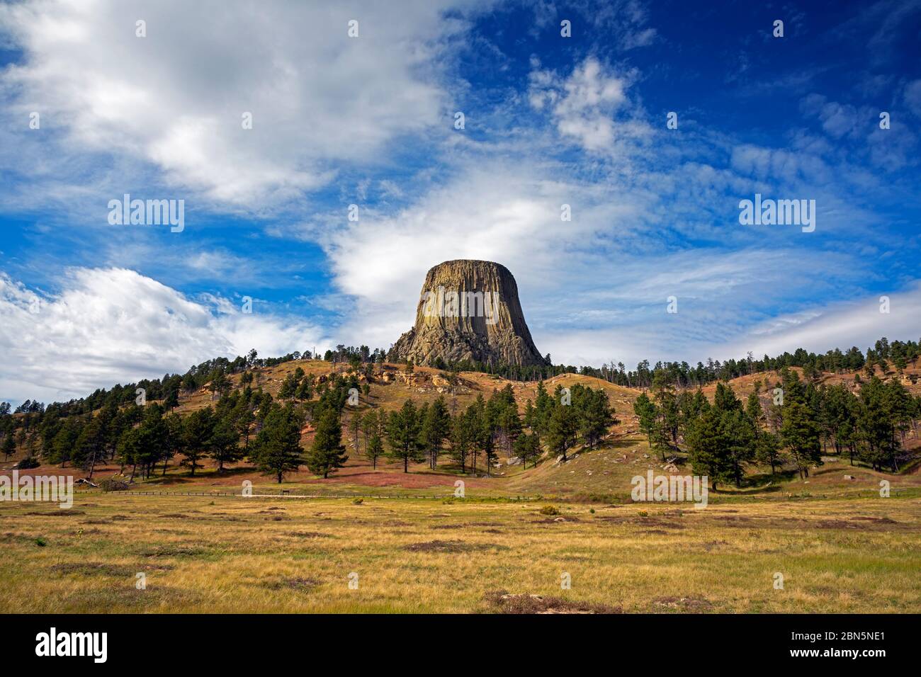 WY04230-00...SOUTH DAKOTA - la Torre del Diavolo che si erge dalle praterie del Devil's Tower National Monument. Foto Stock