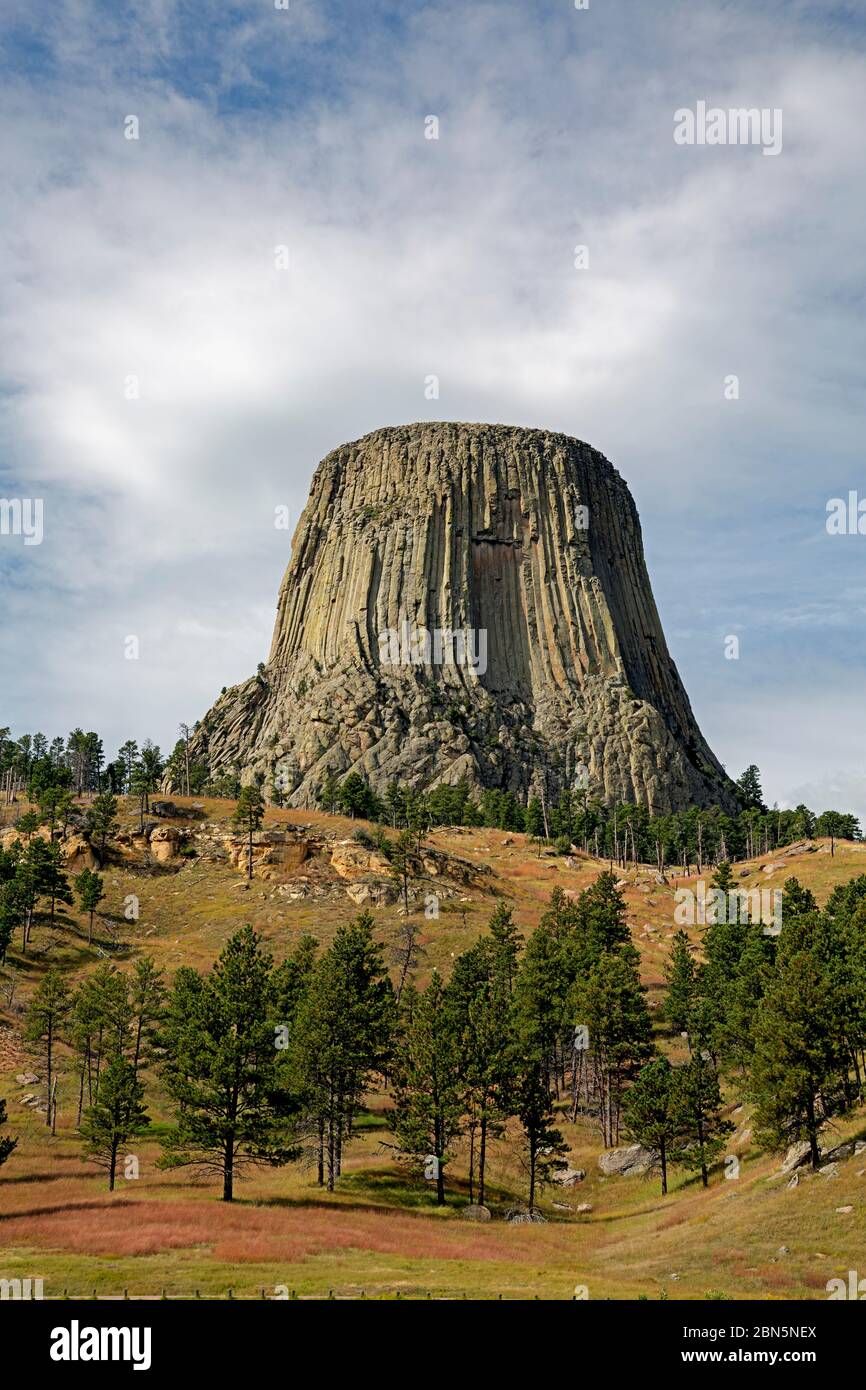 WY04232-00...SOUTH DAKOTA - la Torre del Diavolo che si erge dalle praterie del Devil's Tower National Monument. Foto Stock