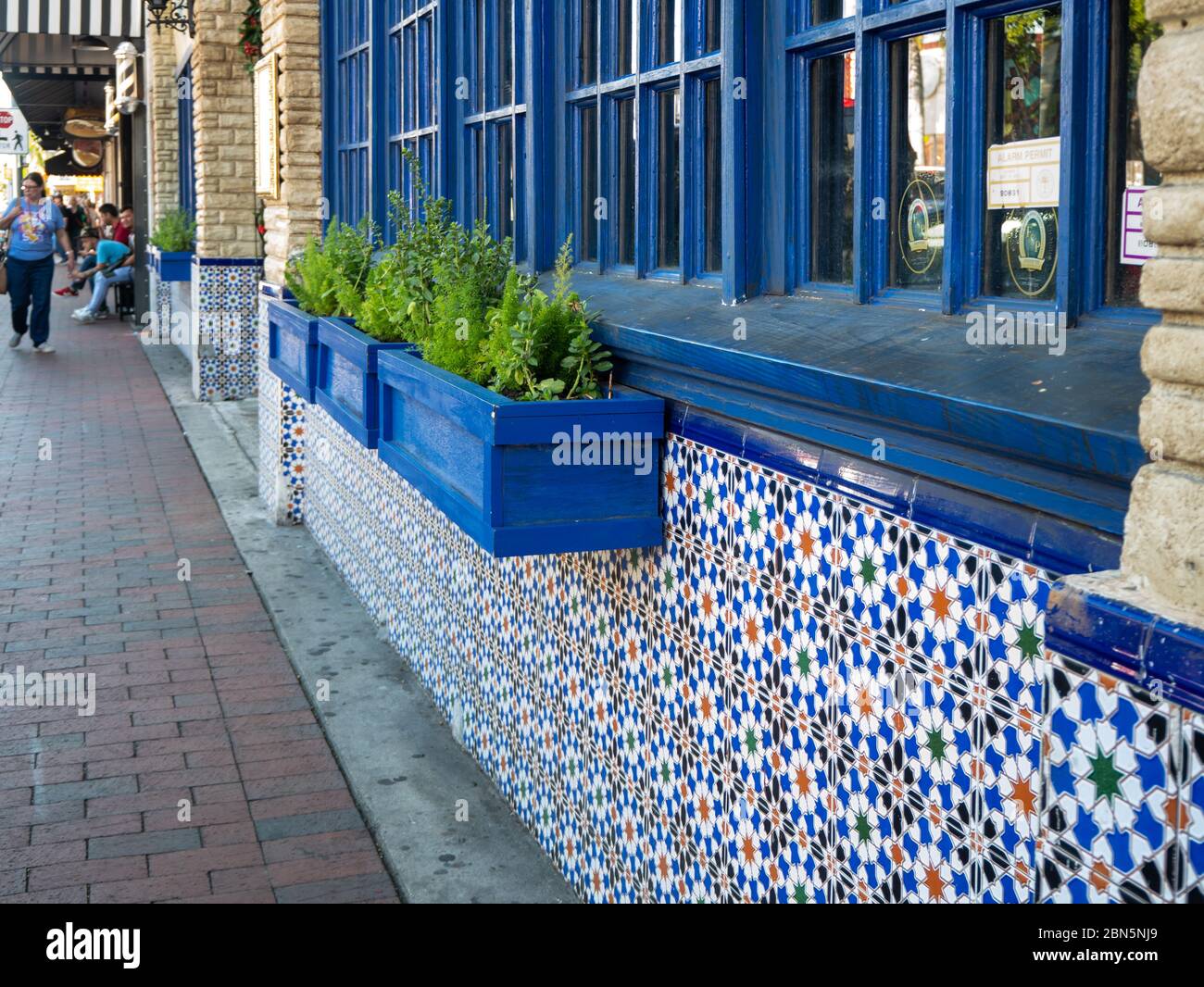 25 novembre 2019, Miami, Florida, finestre e cassette di piantagione blu, nonché facciata edificio piastrellato lungo calle ocho a Little Havana, Miami, floride Foto Stock