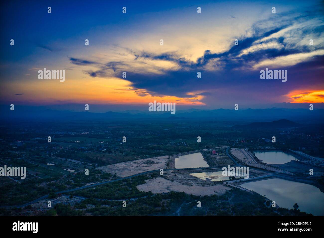 Questa foto unica mostra il paesaggio collinare con i laghi, da hua Hin in thailandia, scattata con un drone durante un fantastico tramonto! Foto Stock