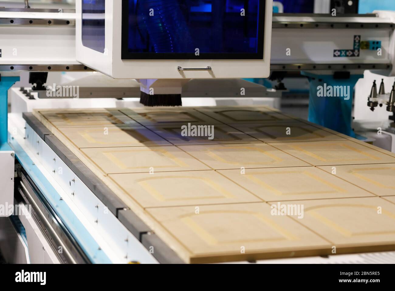 Incisione di facciate MDF su una fresatrice CNC. Messa a fuoco selettiva. Foto Stock