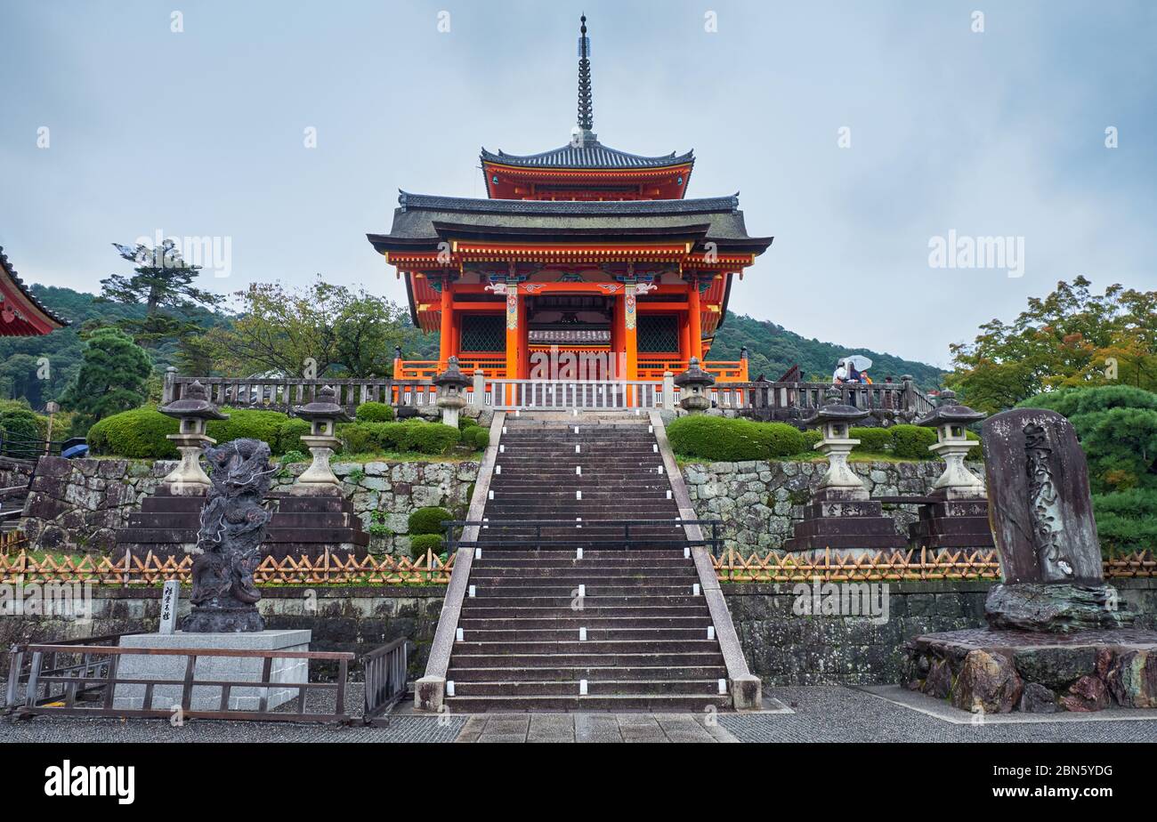 KYOTO, GIAPPONE - 18 OTTOBRE 2019: Le scale per la porta Ovest (sei-mon) che nascondono la pagoda a tre piani. Tempio Kiyomizu-dera. Kyoto. Giappone Foto Stock