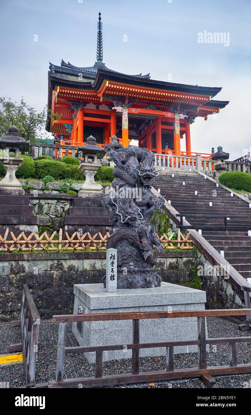 KYOTO, GIAPPONE - 18 OTTOBRE 2019: La statua del drago blu, o Seiryuu di fronte alla porta ovest del tempio Kiyomizu-dera. Seiryuu è onorato come inca Foto Stock