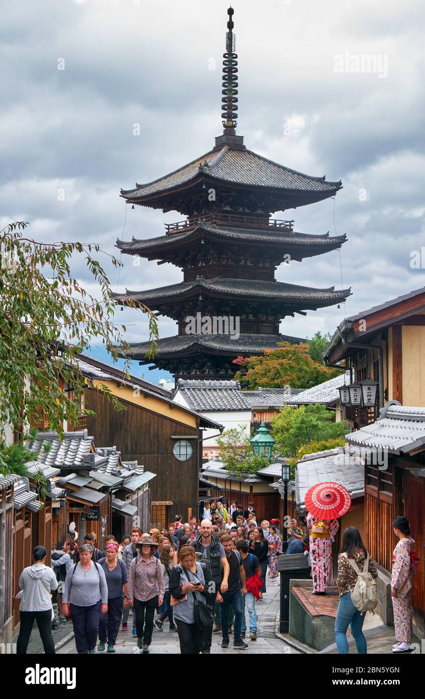 KYOTO, GIAPPONE - 18 OTTOBRE 2019: I turisti si affollano sul vicolo acciottolato tra gli edifici in stile tradizionale giapponese con il Tempio Hokan-ji (Yasaka Foto Stock