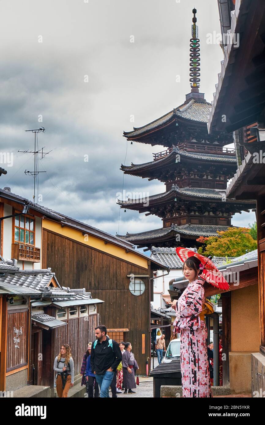 KYOTO, GIAPPONE - 18 OTTOBRE 2019: La donna in kimono giapponese sul vicolo acciottolato con edifici in stile tradizionale giapponese con il Tempio Hokan-ji Foto Stock
