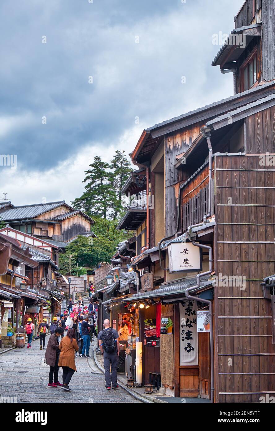 KYOTO, GIAPPONE - 18 OTTOBRE 2019: La strada affollata di gente Matsubara-dori piena di caffè e negozi di souvenir vicino al tempio Kiyomizu-dera. Kyoto. Japa Foto Stock