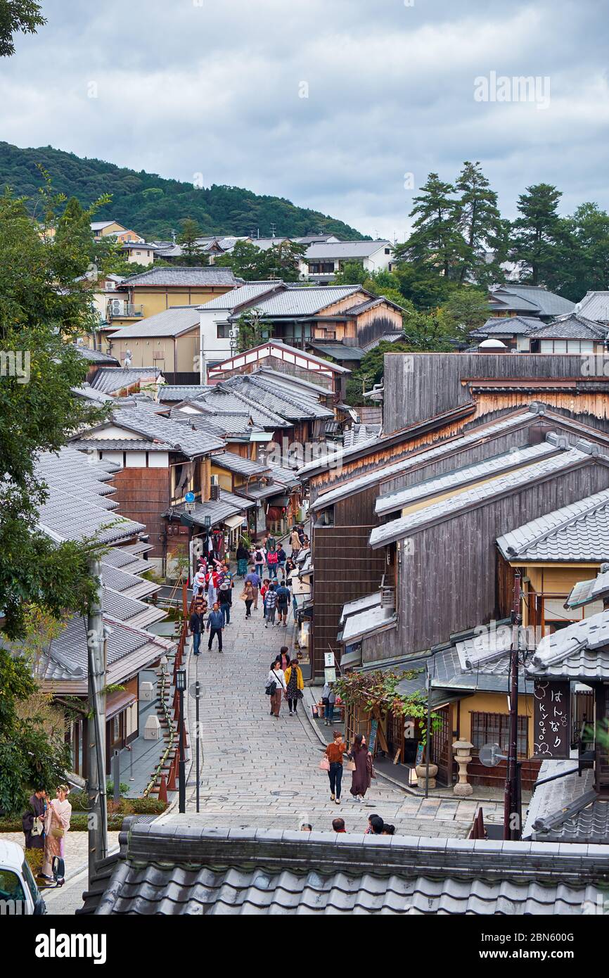 KYOTO, GIAPPONE - 18 OTTOBRE 2019: La vista dall'alto la strada affollata di gente piena di caffè e negozi di souvenir vicino al tempio Kiyomizu-dera. Kyoto. Foto Stock